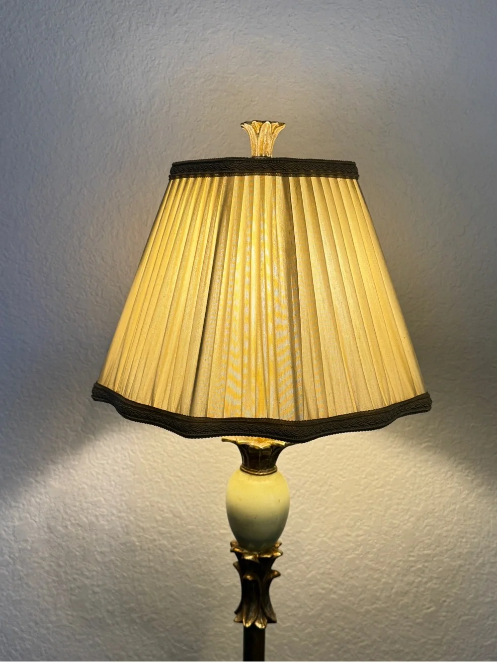 Vintage Beige Pleated Scalloped Lamp shade